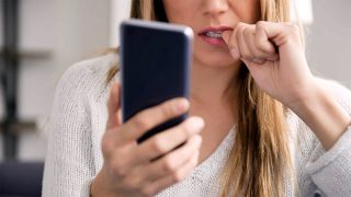 Travmayı ortaya dökmek: Aşırı paylaşımda bulunmanın etkisi