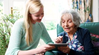 Düzenli internet kullanımı ileri yaşlarda demans riskini azaltabilir